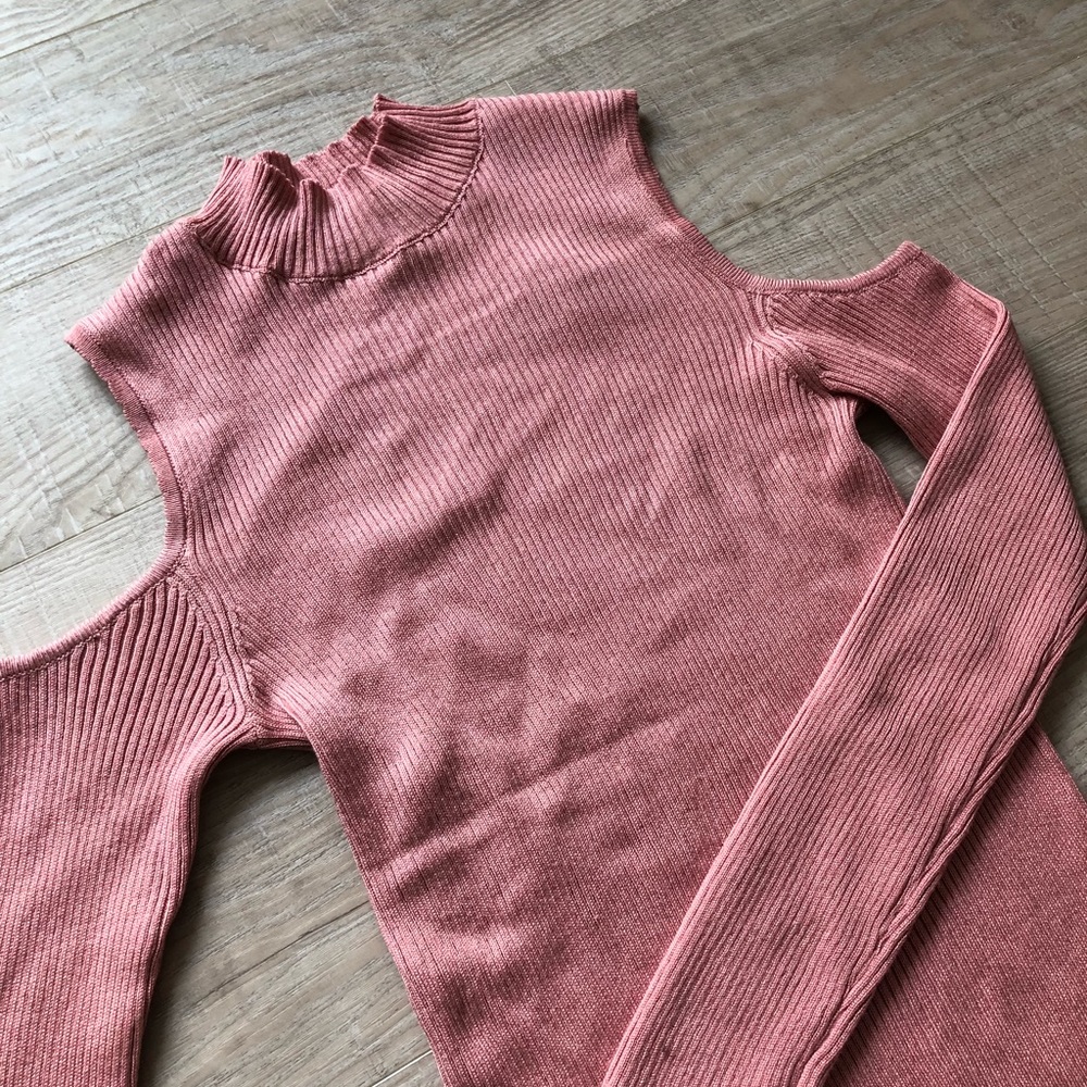 Cold-shoulder ribbed pink sweater S